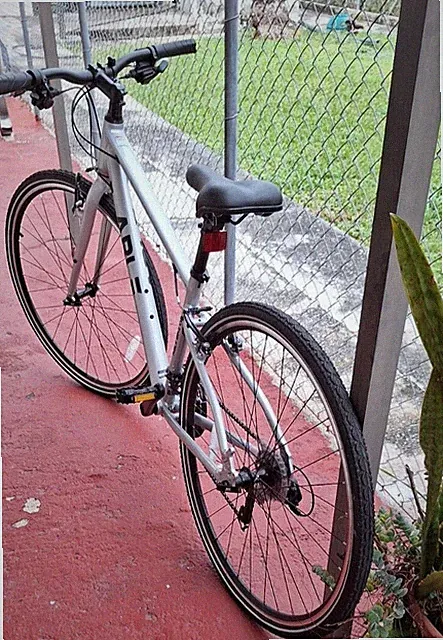 ADULT ABLE SILVER BIKE! BICICLETA ABLE PLATEADA PARA ADULTOS! CASI NUEVA!!